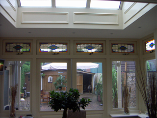 Uitbouw met glas in lood bovenlichten